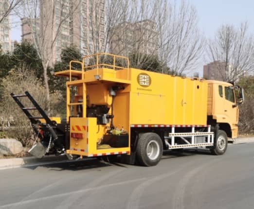 Sinoroader slurry sealing truck is developing well_2